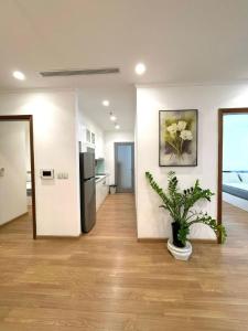 uma sala de estar com um vaso com uma planta em Homestay Times City Luxury Parkhill 11P2N em Hanói