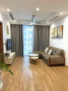 - un salon avec un canapé et une table dans l'établissement Homestay Times City Luxury Parkhill 11P2N, à Hanoï