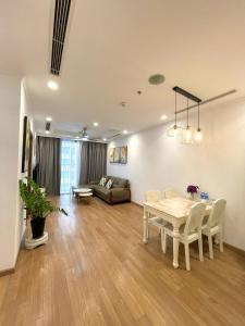 - un salon avec une table et un canapé dans l'établissement Homestay Times City Luxury Parkhill 11P2N, à Hanoï