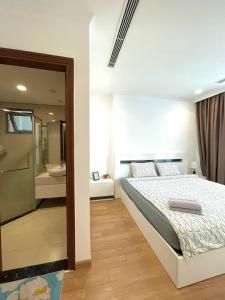 - une chambre avec un grand lit et une salle de bains dans l'établissement Homestay Times City Luxury Parkhill 11P2N, à Hanoï
