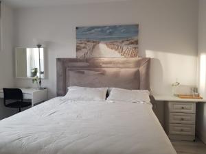 een slaapkamer met een groot wit bed en een bureau bij Barnoaks House - New Private Room with Private Bathroom in Dublin