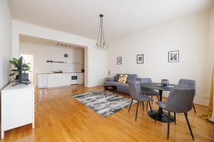 salon ze stołem, krzesłami i kanapą w obiekcie Vienna City Apartments Krongasse w Wiedniu