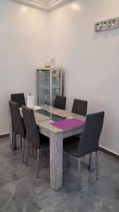 a dining room with a table and chairs at Superbe appartement une chambre salon à Cotonou in Cotonou