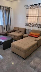 a living room with a couch and a table at Superbe appartement une chambre salon à Cotonou in Cotonou