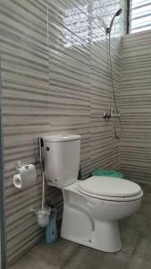 a bathroom with a toilet and a shower at Superbe appartement une chambre salon à Cotonou in Cotonou