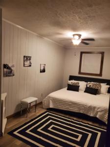 Llit o llits en una habitació de Downtown MB House NEW furniture