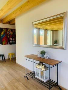 - une table dans une pièce avec un miroir dans l'établissement La Villa d ´Emma, à Juvignac