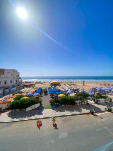 uma vista aérea de uma praia com guarda-sóis e do oceano em Amouage Surf House Anza em Agadir