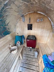 una vista interior de un camarote en un barco en Luxury 3b-3b- Hot tub, Sauna, Personal Gym, en Denver