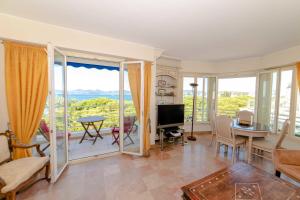 ein Wohnzimmer mit Blick auf ein Wohnzimmer in der Unterkunft Residence Les Voiles Blanches - Postcard view on the Croisette in Cannes