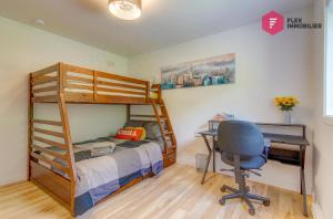 a bedroom with a desk and a bunk bed and a desk gmaxwell gmaxwell at L'Arbre de la Montagne Orford - Ski Hiking Bicking Golf Beaches in Magog-Orford