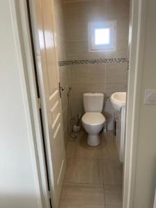ein kleines Badezimmer mit Toilette und Waschbecken in der Unterkunft Maison Goussainville - Aéroport ROISSY CHARLES DE GAULLES & PARIS in Goussainville + 10 Fotos
