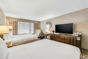 een hotelkamer met 2 bedden en een flatscreen-tv bij The Madison Hotel in Washington