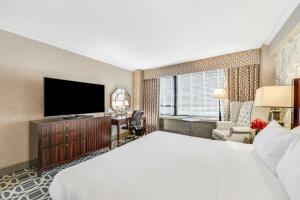 Tempat tidur dalam kamar di The Madison Hotel