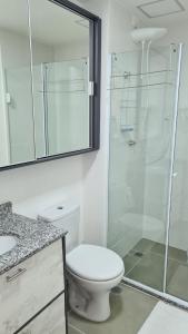 ein Bad mit einem WC und einer Glasdusche in der Unterkunft TrevizZo Vila Mariana in São Paulo
