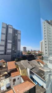 Blick auf eine Stadt mit Gebäuden und Dächern in der Unterkunft TrevizZo Vila Mariana in São Paulo
