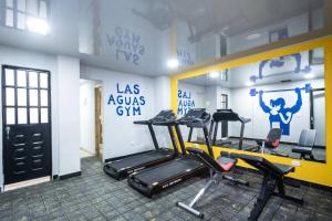 un gimnasio con varios equipos de ejercicio en una habitación en Las Aguas Studios, en Bogotá