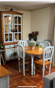 潘蒂科薩的住宿－Casa Tere Panticosa，餐桌、四把椅子和桌椅