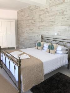um quarto com uma cama grande e uma parede de pedra em Casa Miramar, with private pool, jacuzzi and stunning views em Bédar