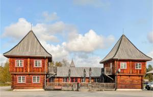 um grande edifício de madeira com um grande telhado em Beautiful Home In Grue Finnskog With Kitchen em Svullrya