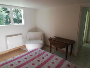 A bed or beds in a room at Logement avec 2 chambres pour 5 personnes maxi