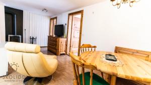een woonkamer met een tafel en een eetkamer bij Gemütliches Ferienhaus Brigerbad in Brigerbad