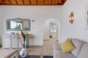 a living room with a couch and a table at La Villa La Palma- 1 dormitorio B in Los Barros