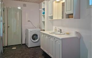 y baño con lavadora y lavamanos. en 4 Bedroom Amazing Home In Farsund, en Farsund