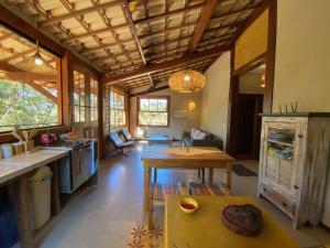 Il dispose d'une cuisine et d'un salon avec un plafond en bois. dans l'établissement CASA VENTO SOLAR, à Santana do Riacho
