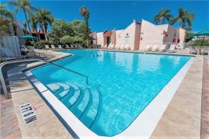 una piscina in un resort con acqua blu di Resort Style Condo by the Beach with Heated Pool at Runaway Bay a Bradenton Beach