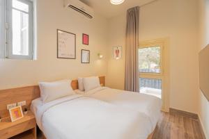 سرير أو أسرّة في غرفة في Brassbell l Zamalek l Daoud Studios