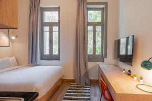 سرير أو أسرّة في غرفة في Brassbell l Zamalek l Daoud Studios