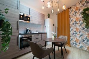 cocina con mesa y sillas en una habitación en L'Escale Balnéo'Romantique - Maison Cosy - Jacuzzi en Villiers-sur-Marne