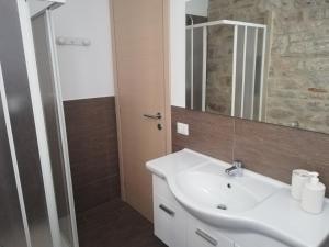 Bilik mandi di A Casa Grelletto Gubbio