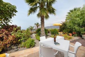 a white table and chairs with a bottle of wine at Villa Verde Superior B in Los Barros