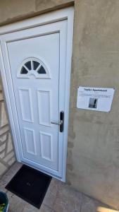 ブダペストにあるFriendly Apartment in the suburb.の白いドア