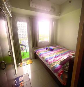 Postel nebo postele na pokoji v ubytování Condo with Balcony at Makati SM Jazz