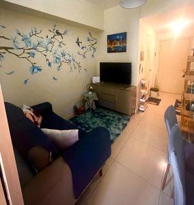 TV a/nebo společenská místnost v ubytování Condo with Balcony at Makati SM Jazz