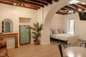 sypialnia z łóżkiem i zielonymi drzwiami w obiekcie ASTUTO Boutique Jerez - Adults Only w mieście Jerez de la Frontera