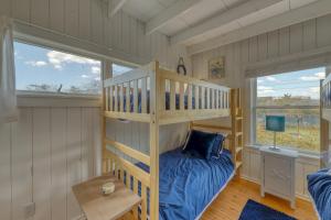 Zimmer mit Etagenbett und Fenster in der Unterkunft The Surfcomber Multi-Residence Home in Ocean Bay Park