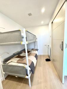 - une chambre avec des lits superposés et un placard dans l'établissement Acogedor Apartamento Monte Oiz 2 Zona Media, à Sierra Nevada