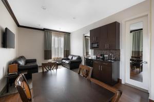 Kuchyň nebo kuchyňský kout v ubytování Aura Hotel Brooklyn