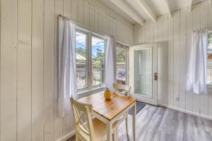 uma sala de jantar com uma mesa e uma janela em The Surfcomber Multi-Residence Home em Ocean Bay Park