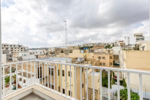 balcón con vistas a la ciudad en GZIRA Suite 14-Hosted by Sweetstay, en Il-Gżira