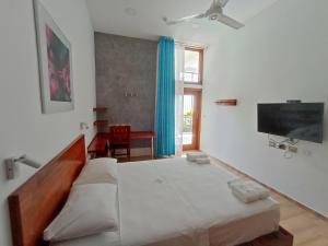 sypialnia z łóżkiem i telewizorem z płaskim ekranem w obiekcie Morona Flats & Pool - 70 m2 w mieście Iquitos