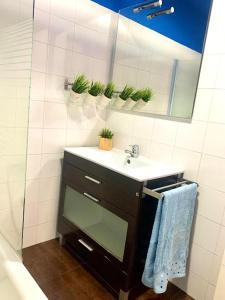 a bathroom with a sink and a mirror at Alcalá zona Centro in Alcalá la Real