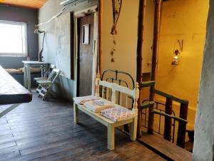 Habitación con una silla en el suelo de madera en Motoposada Campera Negra en San Salvador de Jujuy