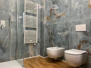 une salle de bain avec toilettes et lavabo dans l'établissement REGINA by The Blue Twins apartments Milano, à Milan 21 autres photos