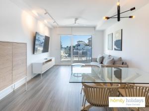 ein Wohnzimmer mit einem Glastisch und einem Sofa in der Unterkunft Homity Exclusive Playa Granada Beach & Golf - Aguacate Beach in Motril
