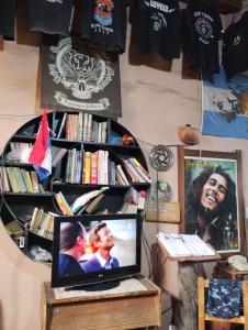 Habitación con TV en una mesa con libros en Motoposada Campera Negra en San Salvador de Jujuy